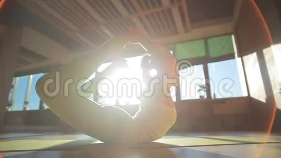 一位20多岁的私人教练在瑜伽中心做瑜伽运动视频的预览图