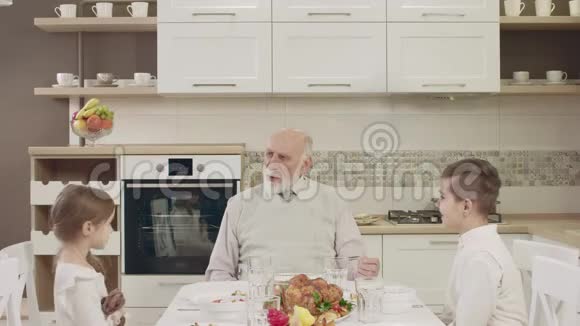家庭晚餐期间的家庭视频通话用台视频的预览图