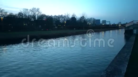 兰斯中心的河流晚上的时间视频的预览图