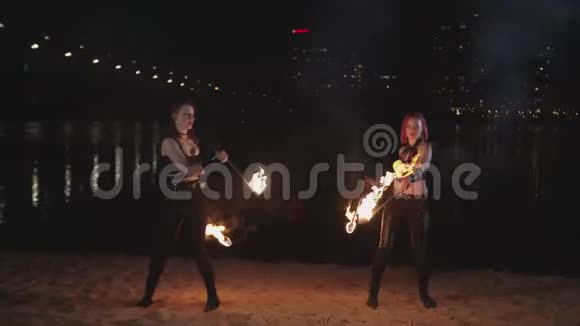 艺术家们在户外摆弄燃烧的火把视频的预览图