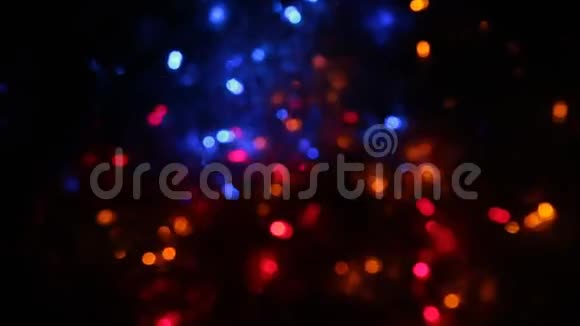 缩放多色的bokeh灯圣诞节和新年的灯光闪烁视频的预览图