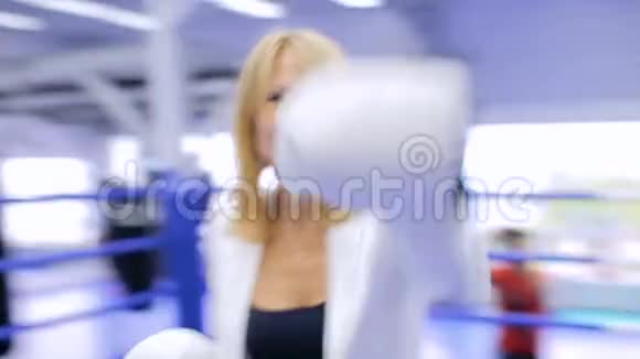 拳击场上的拳击女商人视频的预览图