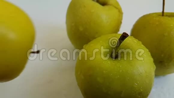 苹果绿湿甜落滴慢镜头拍摄视频的预览图