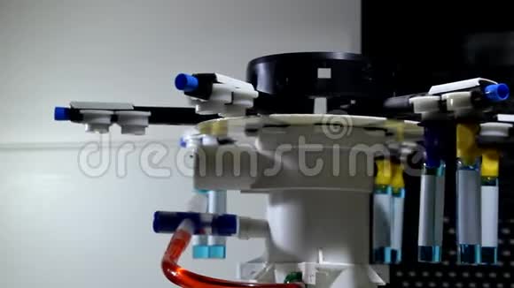实验室仪器用液体药物旋转胶囊视频的预览图