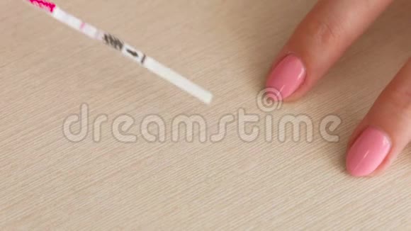 女人做怀孕测试等待结果特写双手视频的预览图
