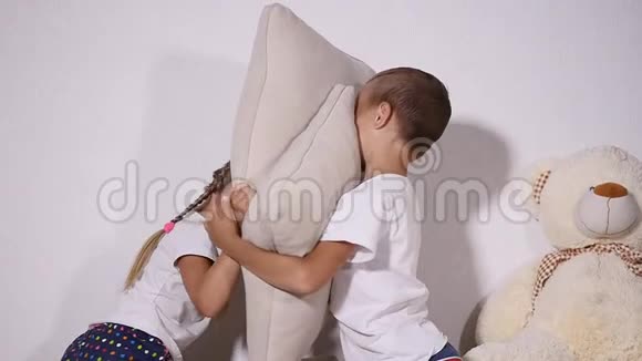 女孩用枕头把男孩压下来动作缓慢视频的预览图