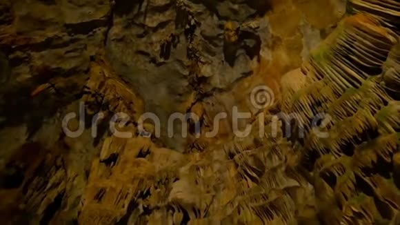 地下洞穴世界以其壮丽而惊人视频的预览图