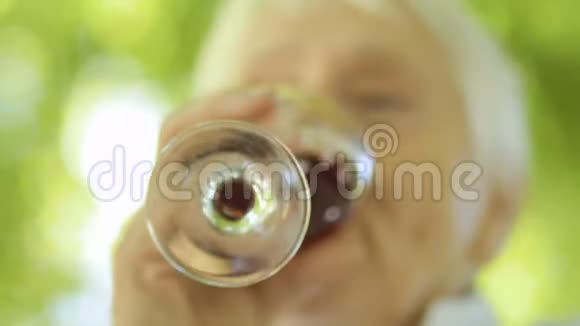 成熟的女人喝红酒视频的预览图