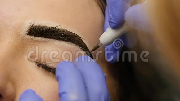 美容师给女性客户做眉毛纹身专业眉毛永久化妆视频的预览图