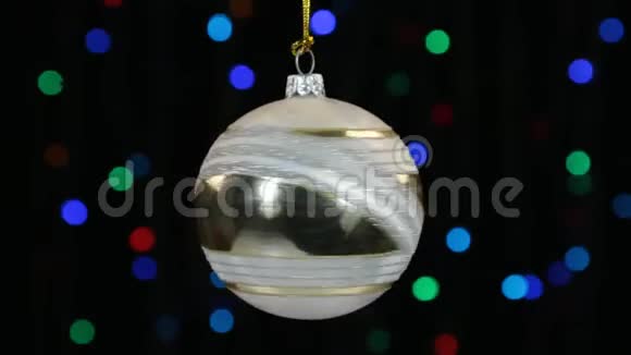 特写旋转的白色圣诞球挂在一根金色的绳子上圣诞节和新年装饰视频的预览图