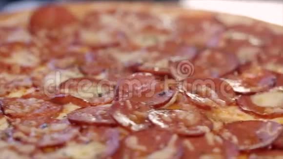 披萨和意大利腊肠特写视频的预览图
