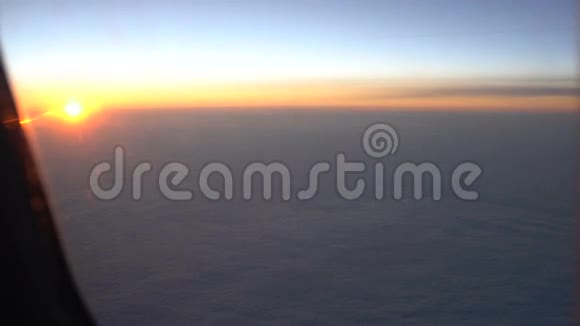 升起的太阳在云层之上视频的预览图