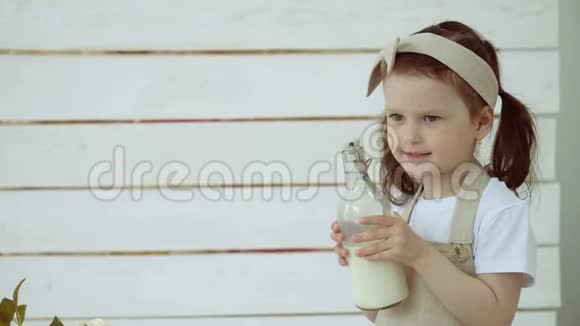 一个小女孩拿着一瓶牛奶视频的预览图