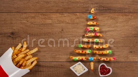 炸薯条成一棵圣诞树上面装饰着五颜六色的灯视频的预览图