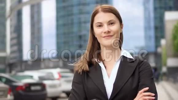 城里的女商人专业的女性手臂交叉商业区摩天大楼视频的预览图
