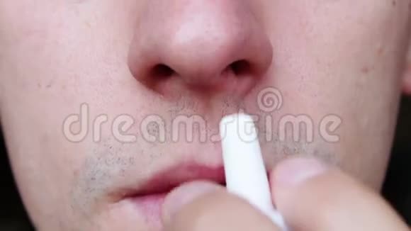 使用鼻喷剂的人视频的预览图