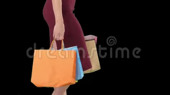 女人手里拿着购物袋走着五颜六色的路阿尔法频道视频的预览图