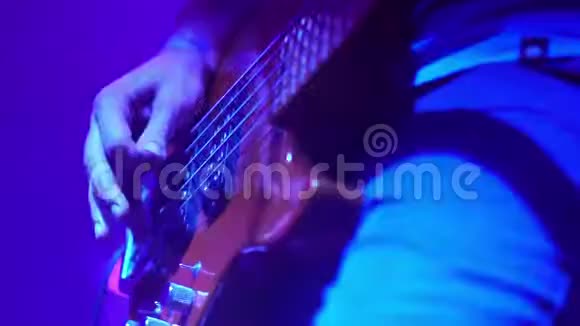 低音吉他手在摇滚音乐会上演奏慢动作视频的预览图