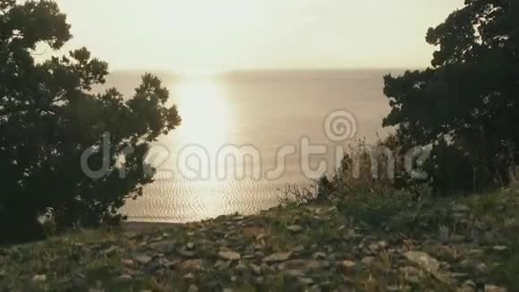 大海和日落背景下的山景视频的预览图