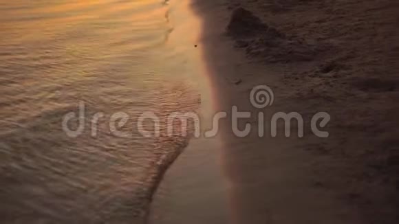 海浪在沙滩上的海岸视频的预览图