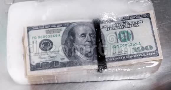 一百美元的钞票从冰中解冻延时视频解冻现金视频的预览图