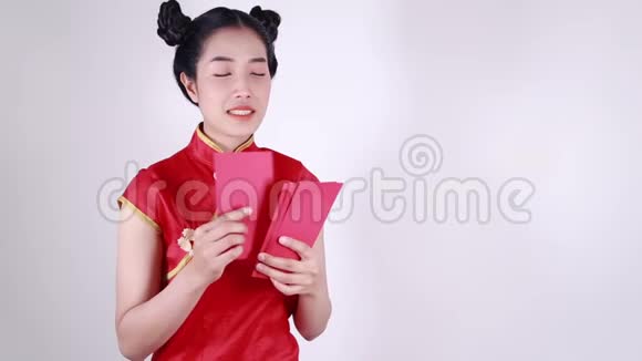 女人穿旗袍在新年的概念里数着信封视频的预览图
