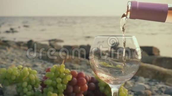 慢的玫瑰酒涌入大海的酒杯视频的预览图