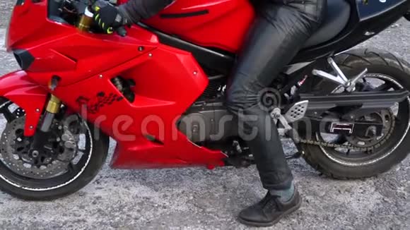 一个骑摩托车的人带着摩托车在山上的年轻帅哥他坐在摩托车上视频的预览图