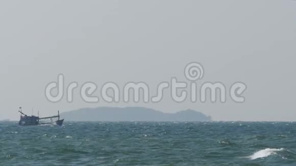 渔船在海上的风暴浪潮中航行泰国芭堤雅视频的预览图