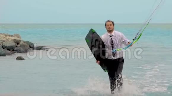 商人在热带海洋里玩风筝表演慢动作视频的预览图
