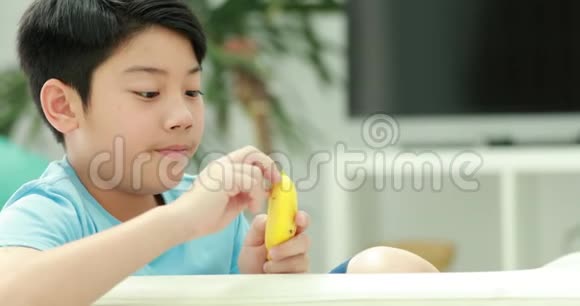 可爱的亚洲男孩喜欢吃小香蕉视频的预览图