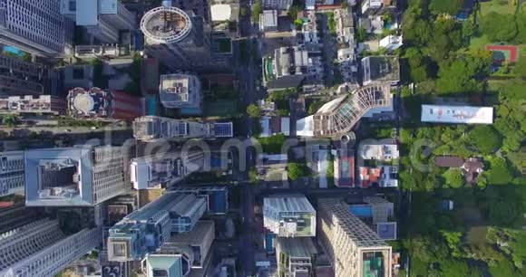 空中从曼谷摩天大楼和交通的上方可以看到视频的预览图