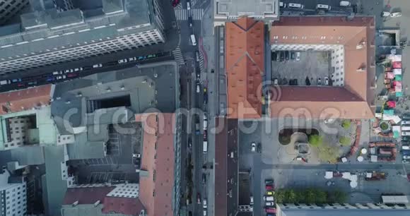 飞越布拉格的街道空中景色视频的预览图
