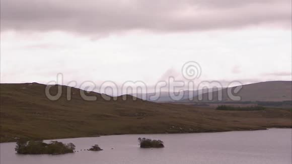平静而宁静的爱尔兰山丘视频的预览图