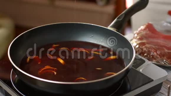 勺子在平底锅上混合液体视频的预览图