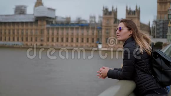 伦敦的金发少女威斯敏斯特大桥和议会大厦视频的预览图