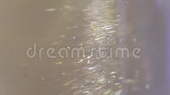 伏特加中浮光掠影五颜六色的金色颜料在水中混合墨水在水下旋转丝滑的墨水云宏观竞争视频的预览图