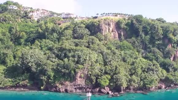 岩石热带海岸全景圣文森特和格林纳丁斯金斯敦视频的预览图