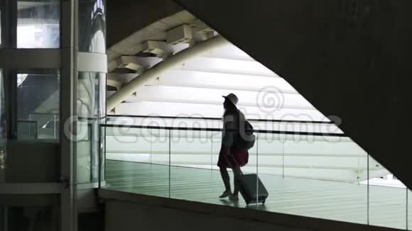 在火车站内行走的旅客女性视频的预览图