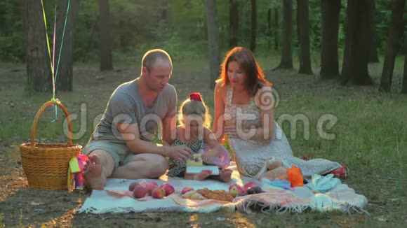 一家人在森林里野餐视频的预览图