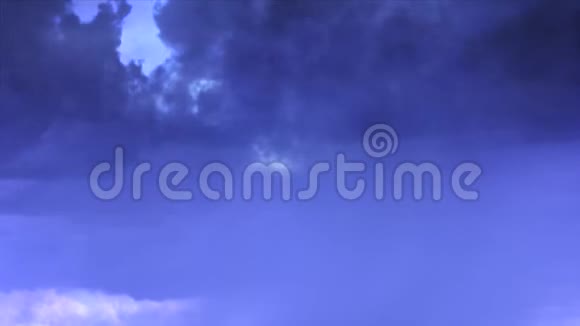有闪电反射的电影风暴云视频的预览图