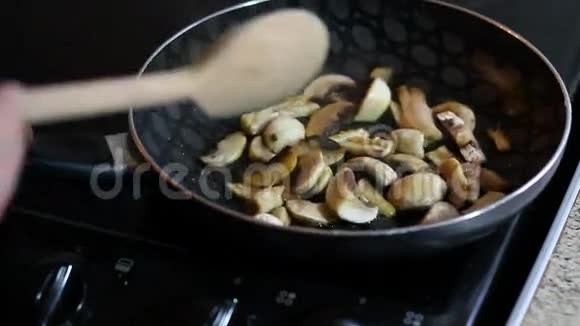 做蘑菇在平底锅里搅拌视频的预览图