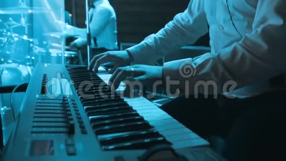 钢琴演奏合成器视频的预览图