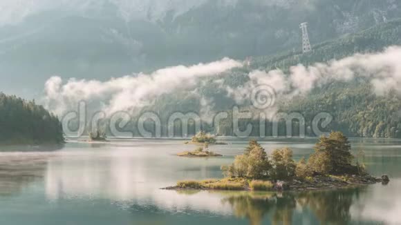4K日出期间德国巴伐利亚Eibsee湖云层的时间流逝视频的预览图