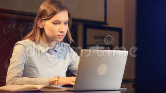 年轻漂亮的女士在笔记本电脑上打字干得很晚滑滑梯肖像4K视频的预览图