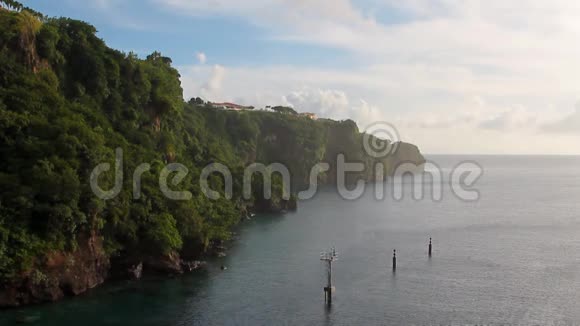 热带岛屿的海岸线圣文森特和格林纳丁斯金斯敦视频的预览图