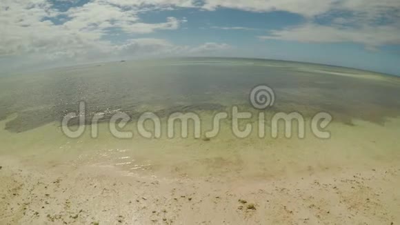 鸟瞰博霍尔海岸岛空中飞行离水面很近菲什耶景色菲律宾视频的预览图