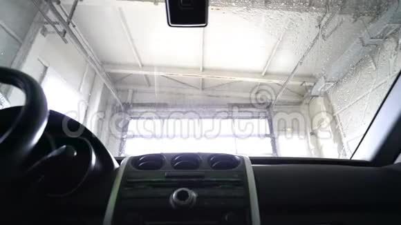 洗挡风玻璃从船舱里看视频的预览图