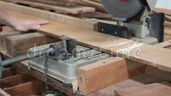 木工车间用复合锯切一块木头视频的预览图