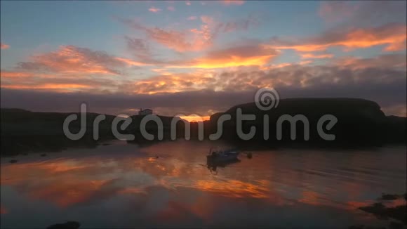 海上空中温暖的日落无人机镜头视频的预览图
